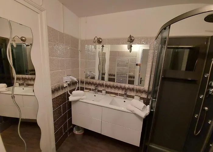 Rouge Ruby-coeur De Longchamp - T2 Elegant Et Raffine Apartament Vichy