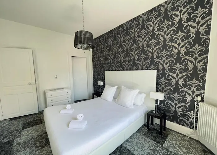 Rouge Ruby-coeur De Longchamp - T2 Elegant Et Raffine Apartament