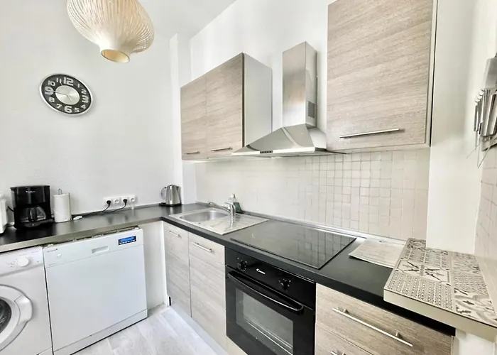 Rouge Ruby-coeur De Longchamp - T2 Elegant Et Raffine Apartament